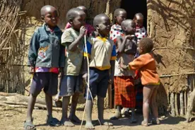 上海美女到非洲小国旅游，被当地人拦着不让走，导游骂道：活该图片