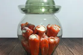 农村大妈教我糯米灌辣椒，酸辣鲜香，比虎皮尖椒好吃多了