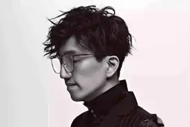 他，22岁开工厂，靠贷款唱歌，走红几十年，上综艺被嘲心机男？图片