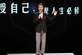 康辉主持造型踩雷，西裤肥大冗长显腿短，175身高秒变五五分图片