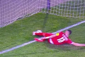 巨大争议！C罗绝杀球遭遇门线冤案后怒摔袖标，裁判道歉：很羞愧图片