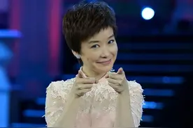 王雪纯：父亲是央视台长，巅峰期放弃主持，隐婚后坚持丁克29年图片