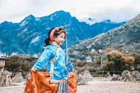 故事：梅子妈不让梅子读书，凤娘用绣头巾计谋，帮她实现心愿图片