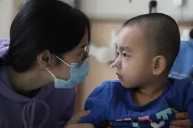 7岁男孩突患重症昏迷，妈妈守护60天后崩溃：孩子不会说话了图片