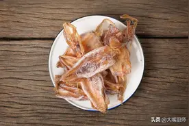 鱿鱼干别用清水泡，老渔民说多加2样，泡发更快，增大几倍还鲜嫩图片