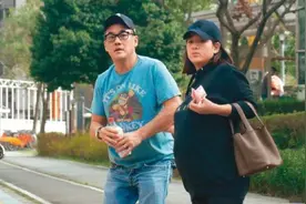 53岁吴大维与老婆甜蜜出行，夫妇二人共享海鲜大餐图片