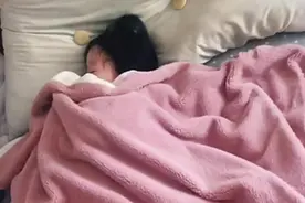 孩子自己上床睡觉，母亲觉得有问题，把被子掀开后，一堆麻烦图片