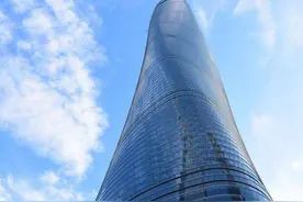 中国第一高楼，632米的高度花费十年建成，众多游客慕名而来图片