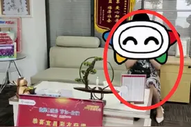 中1800万的阿姨来领奖，经常中二三等奖，拿到钱后第一件事去提车图片