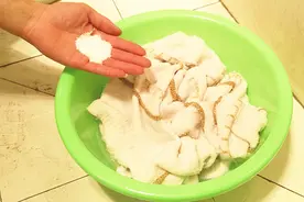 洗衣粉洗衣服用冷水还是热水？原来很多人做错了，难怪衣服不干净视频封面
