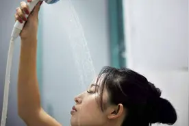 全世界最奇特的四大沐浴方式：最后一种不用水！视频封面