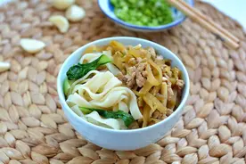 立秋吃碗榨菜肉末捞面，脆嫩嫩水灵灵，10分钟连做带吃，齐活图片