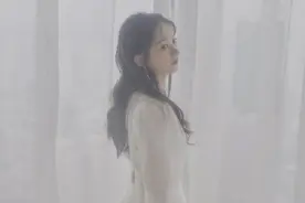 赵丽颖穿泡泡袖白纱裙现身 脚蹬皮靴又飒又美图片