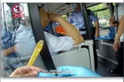 晚高峰，公交司机突然晕倒在驾驶室！民警果断做了这件事图片