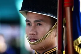 花里胡哨，极具特点的泰国皇家卫队，为何被称之为“彩虹卫队”图片
