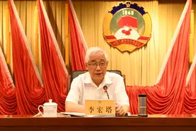 他的爷爷是李大钊，他是骑车上班的“李厅长”……图片