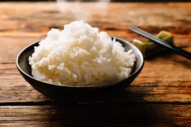 天天吃的白米饭，竟是最差主食？二次加热会致癌？5个米饭传言，只有2个是真的图片