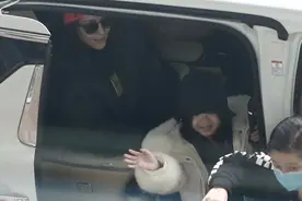 章子怡带子女现身机场，脸颊消瘦反而显老，穿牛仔裤腿短了一半图片