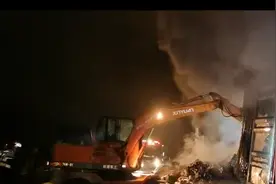 视频｜你的快递可能被烧了！凌晨高速路上一快递车起火图片