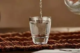 明明是勾兑酒，却被多数人当粮食酒饮用，真正的纯粮酒该怎么挑？图片