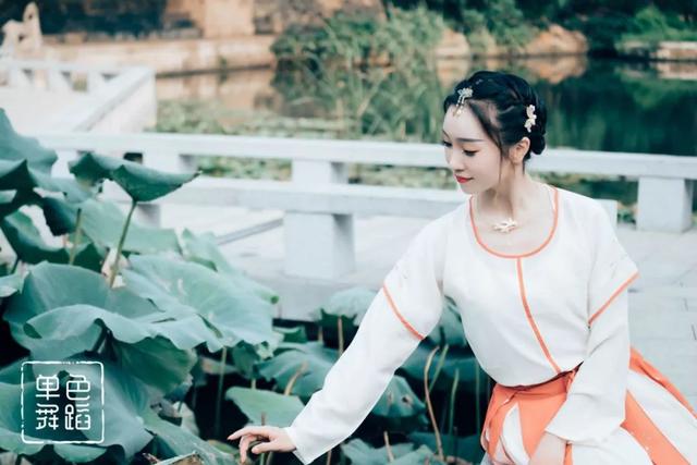 抖音点赞过百万的古风歌曲《芳华慢》，一舞心醉