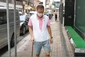 李嘉欣富豪老公独自拄拐看病，之前露面无异样，现还拒绝透露病情图片