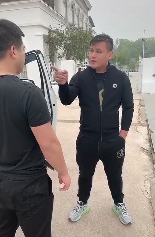 2002年超级散打王柳海龙pk苑玉宝(柳海龙遭流氓当街辱骂!