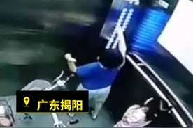男孩乱按电梯，宝妈带他挨家挨户道歉，这样的教育方式不可取图片