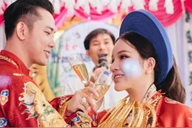 越南土豪大婚，新娘子如花似玉，脖子上手上挂满几公斤的金饰图片