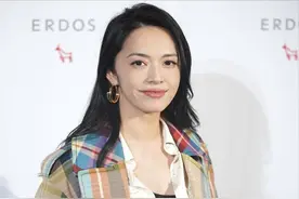 姚晨的私服穿搭真有国际范，风衣叠穿衬衫像超模，40+女人学一学图片