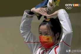再添三枚奖牌！限时30秒，运动员独自领奖时可以摘口罩拍照啦图片