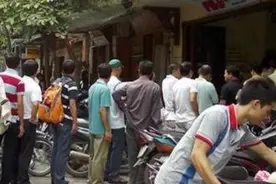 越南理发店服务太“周到”，店门口排长队，几乎都是男游客图片