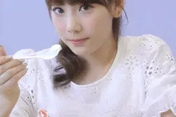 搞笑GIF：我的闺蜜喝嗨了，大唱：分手快乐，我会找到比你更好的图片