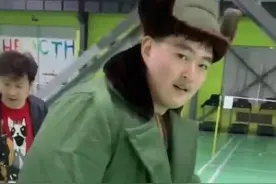 赵本山儿子有喜剧细胞，穿军大衣还一瘸一拐，模仿老爸还挺像图片