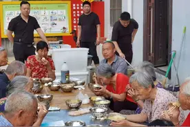 丹阳街道双庙陈社区居民赵建保为65岁以上老人免费提供早餐图片