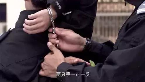 手铐打不开了怎么办!找119啊!警察也得这么干