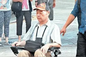 晚年凄凉！香港“靓声王”张伟文靠轮椅代步，病痛缠身再摔断左脚图片