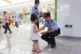 3岁女儿商场走失，娃淡定求助，当广播喊出爸爸名字时，现场大笑图片