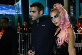 Lady Gaga官宣恋情后露面，绿衣粉发潮流前卫，罕见露素颜太养眼图片