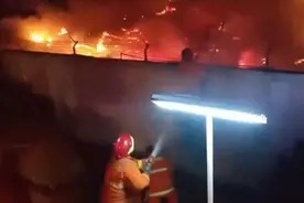印尼监狱凌晨着火，现场火光冲天，上百人伤亡，大批警察士兵出动图片