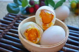 自制咸鸭蛋想要好吃，偷偷加一点它，蛋黄个个起沙流大油图片