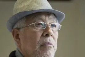 老戏骨张洪杰，不仅被“骗婚”带瘫痪妻拍戏，75岁还被儿女压榨图片