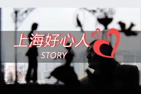 八旬老太被轮椅夹脚险象环生 好心司机单膝跪地帮她脱困图片