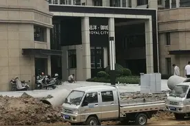 新房裂缝、渗漏也要收房，不收房就交违约金！远洋御城业主遭遇“最强霸王条款”图片