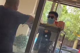 内蒙一兵哥哥参军三年首次回家，假扮顾客买吃的，父亲认出后哭了图片