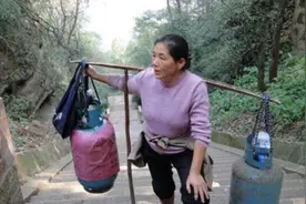 为养活孩子，她做挑山工17年，磨破120双鞋，挑断50根扁担图片