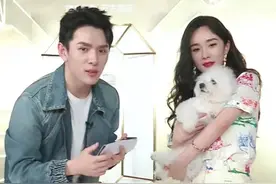 杨幂亮相李佳琦直播间，穿米奇装配洞洞鞋，雷人单品也这么好看？图片