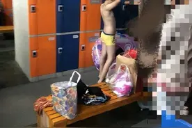 视频丨女子带十多岁儿子进女更衣室，遭阻后竟称：就你精贵怕看？图片