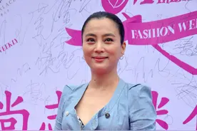 58岁李玲玉风采依旧，穿牛仔外套身材饱满挺拔，好气质藏不住图片