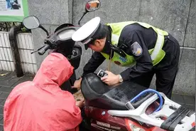 电动车碰到交警查车，为什么有车主宁愿弃车不配合？老司机才知道图片